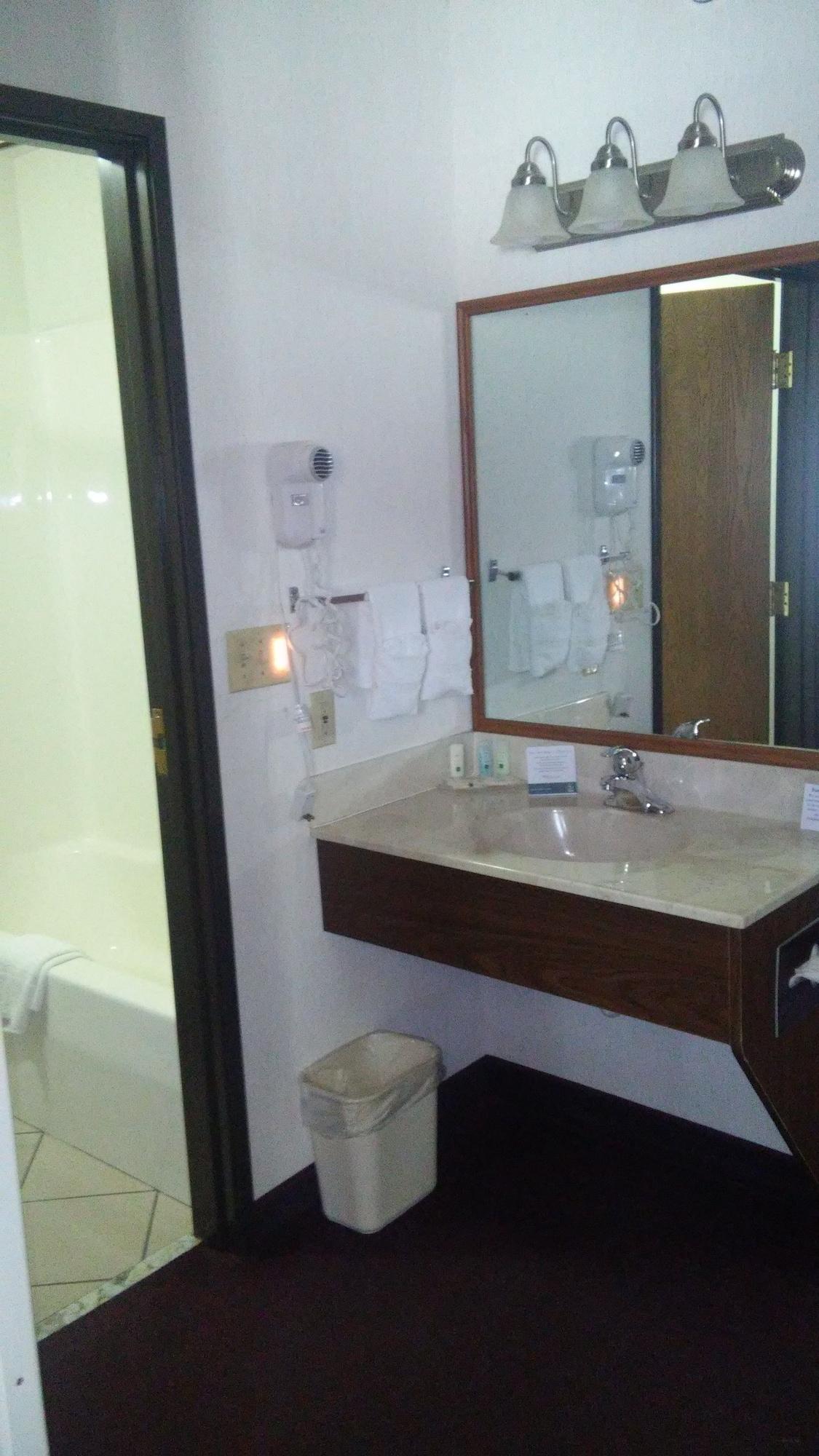 Everspring Inn & Suites Хил Сити Екстериор снимка