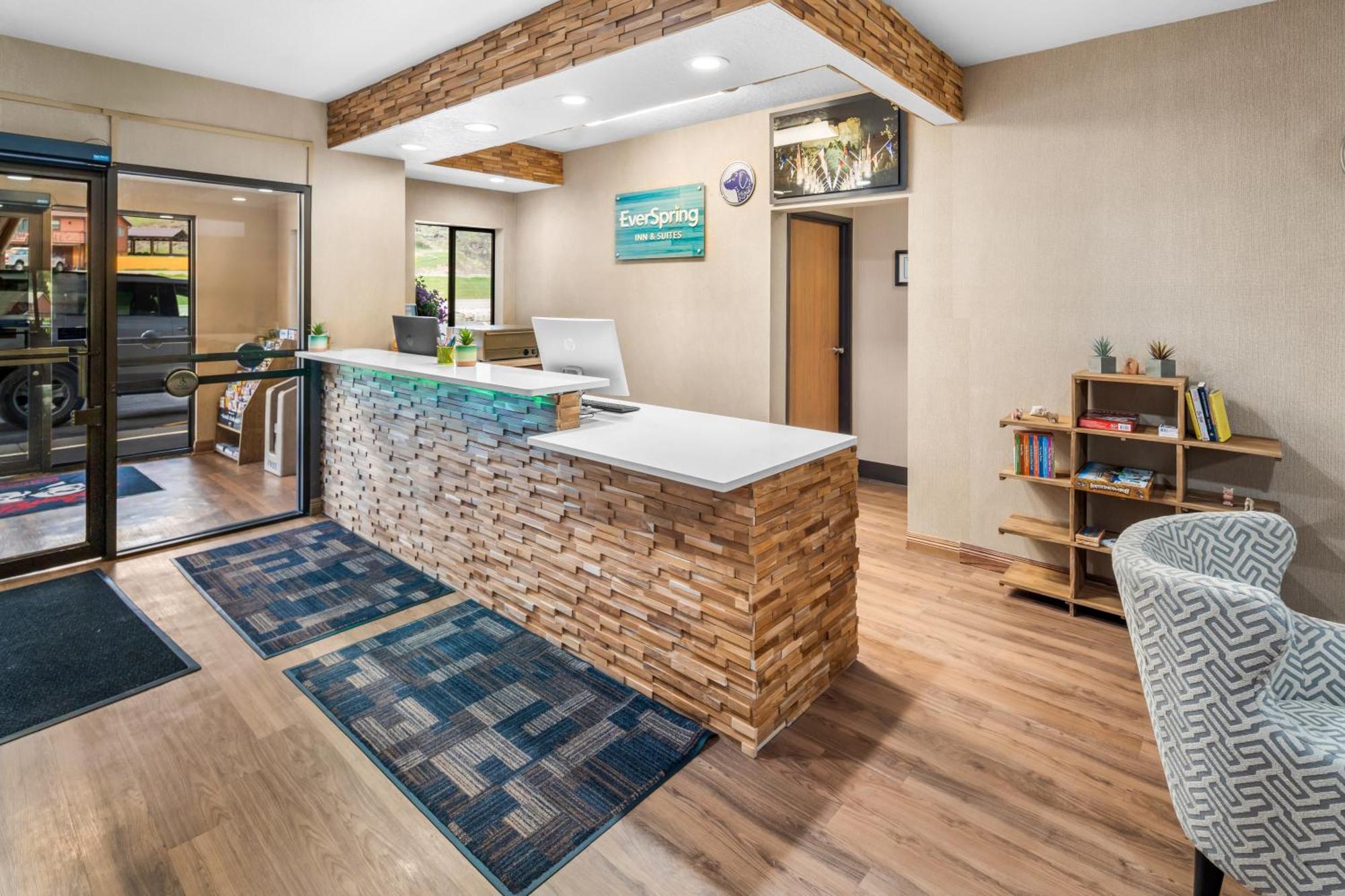 Everspring Inn & Suites Хил Сити Екстериор снимка