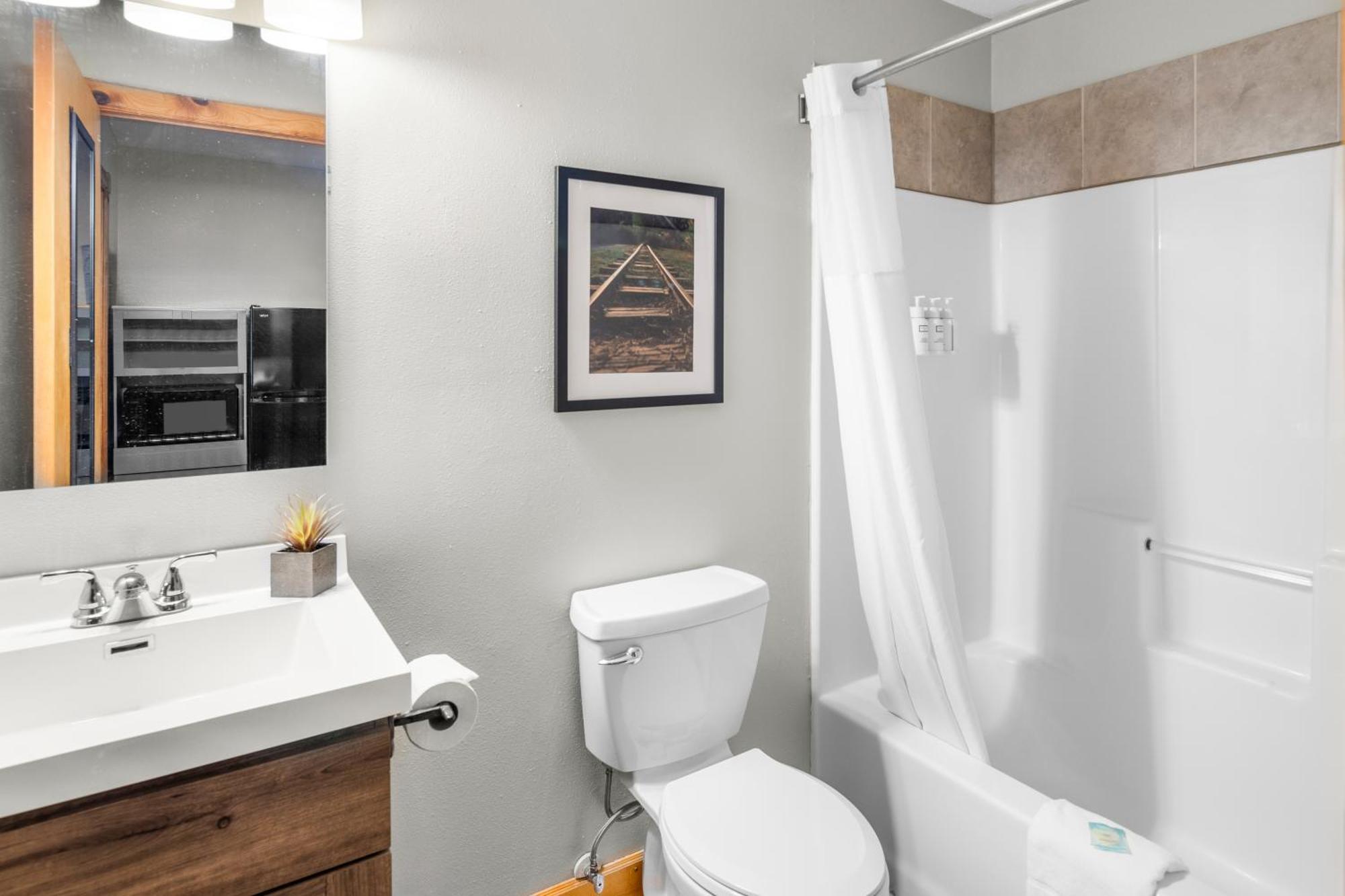Everspring Inn & Suites Хил Сити Екстериор снимка
