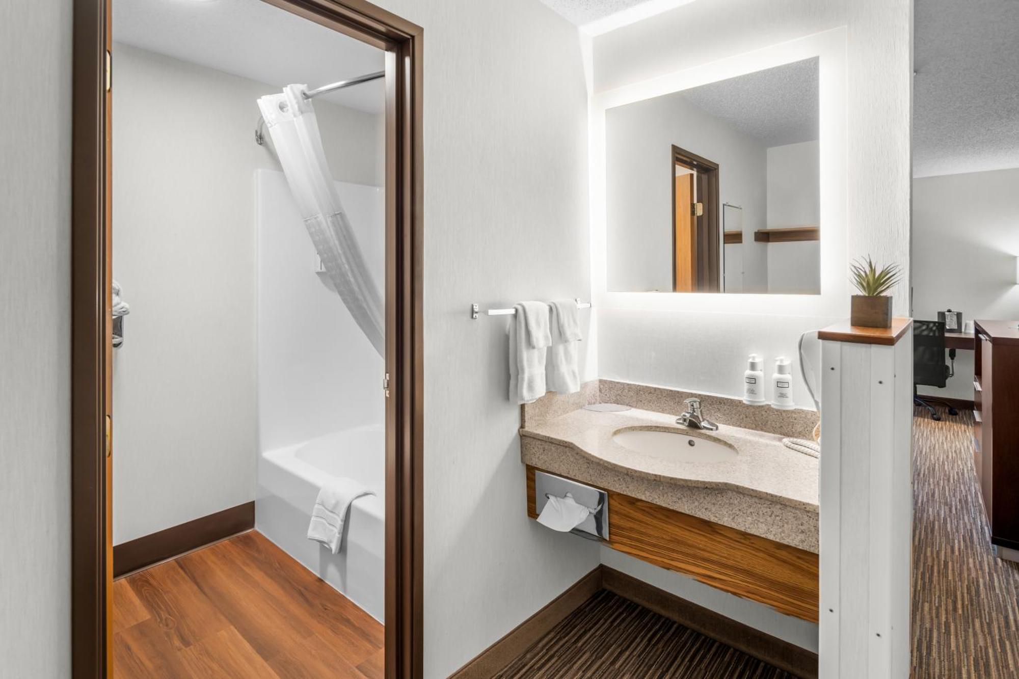 Everspring Inn & Suites Хил Сити Екстериор снимка