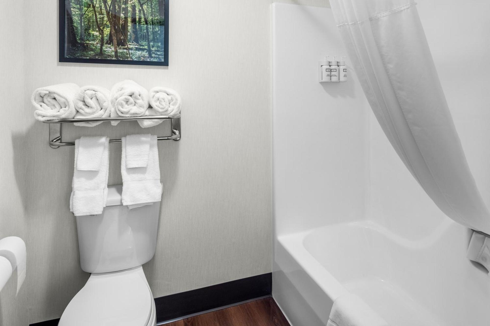 Everspring Inn & Suites Хил Сити Екстериор снимка