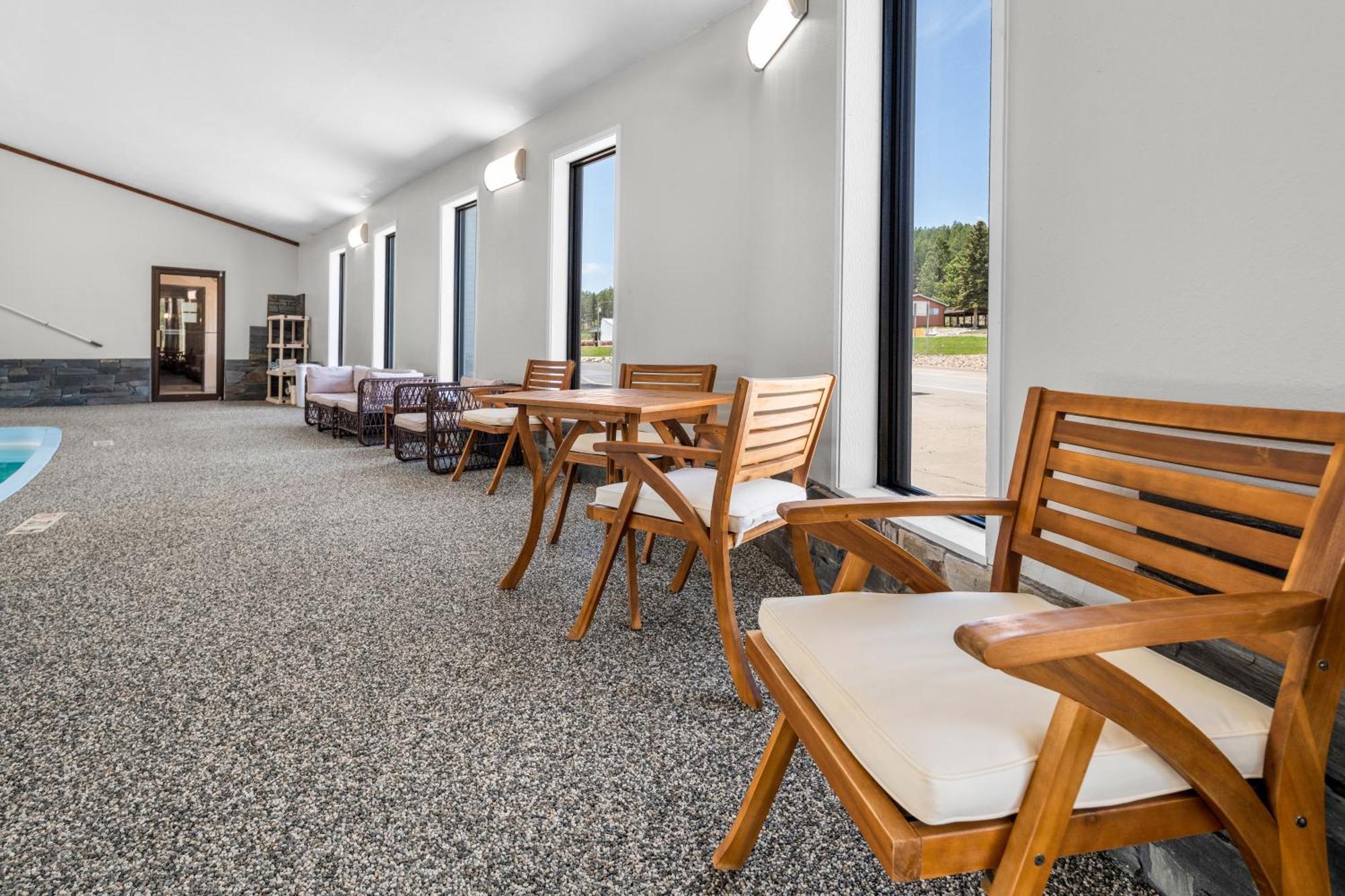 Everspring Inn & Suites Хил Сити Екстериор снимка